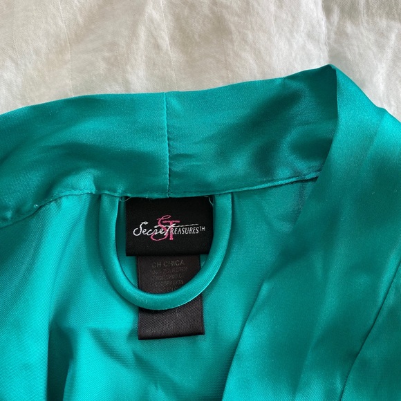 Emerald Satin Robe - Picture 4 of 4